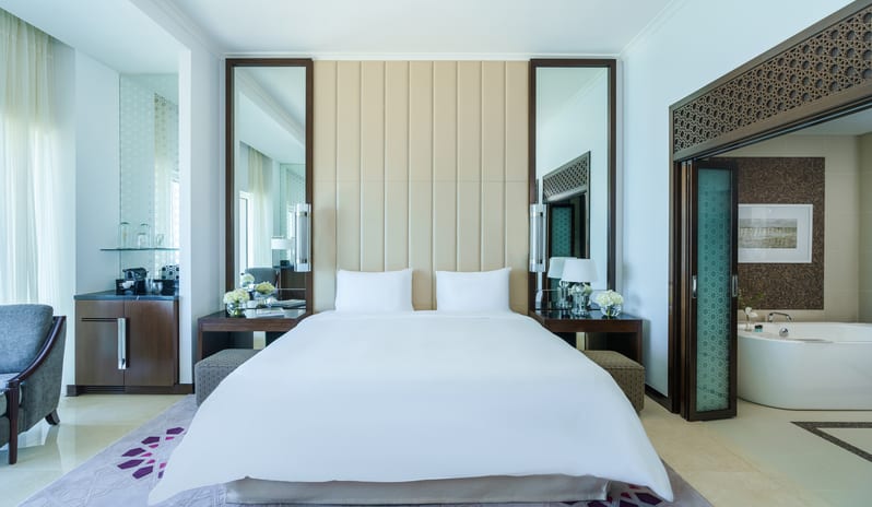 Rixos Marina Abu Dhabi - Superior Room king bed